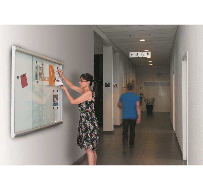 Vitrine d'affichage d'intérieur à portes coulissantes - fond magnétique ou liège - formats jusqu'à 27 feuilles A4_2