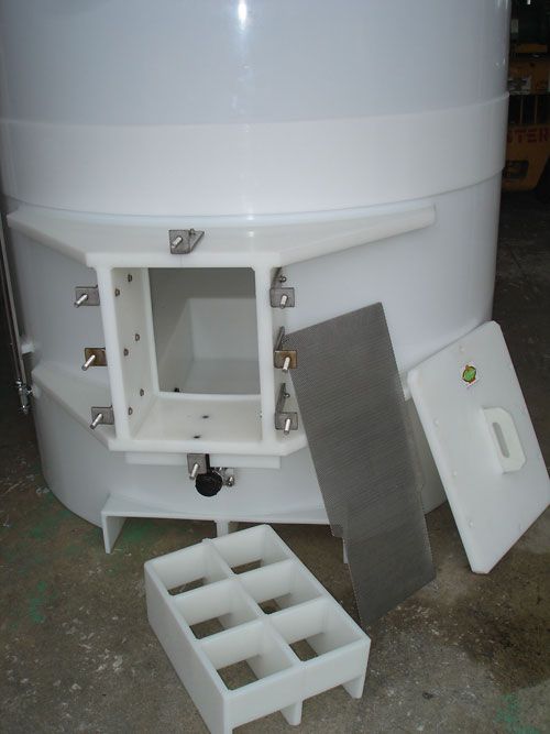 Cuve à vin rouge - 28,50 HL au débordement - Fond en pente inclinée avec grille de filtration inox_2