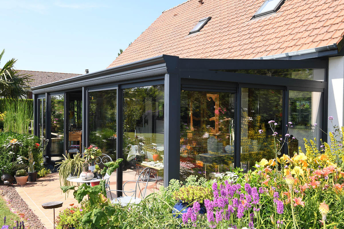 Véranda classique toiture rectangulaire, avec triangle de rive sur les côtés - Agate_2