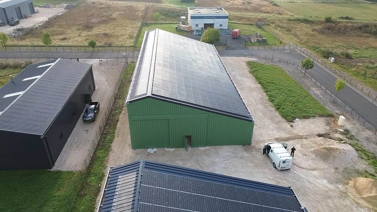 Hangar solaire asymétrique - 600 à 1800 m² - stockage dégagé et production d'énergie photovoltaïque_2