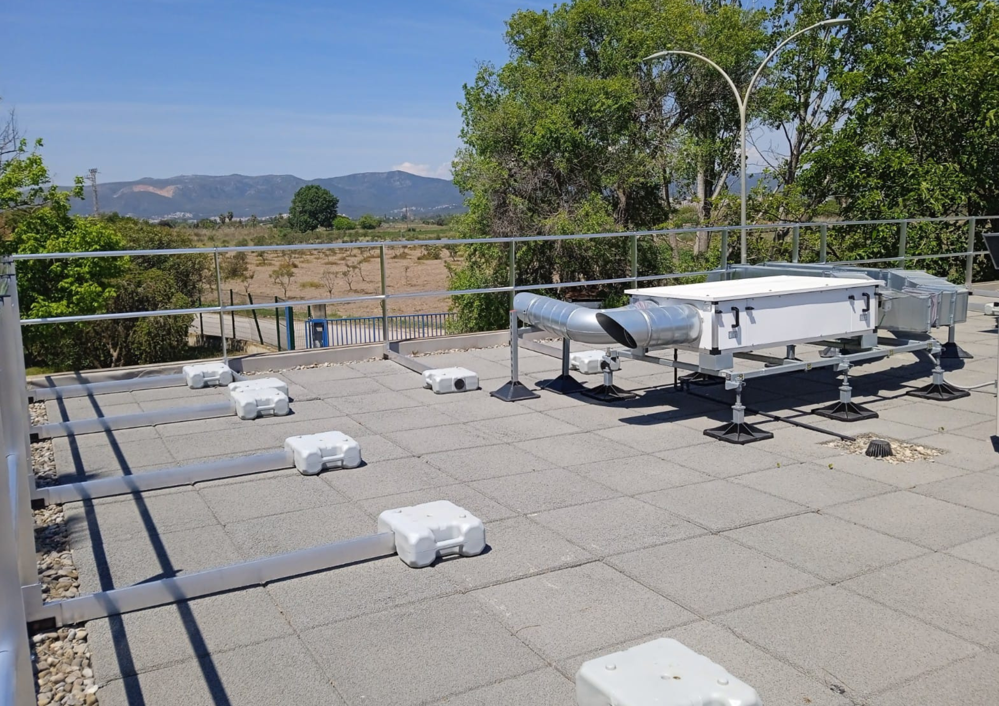 Garde corps autoportant pour toiture terrasse, constitué d'un montant profilé en aluminium - GM T22_2