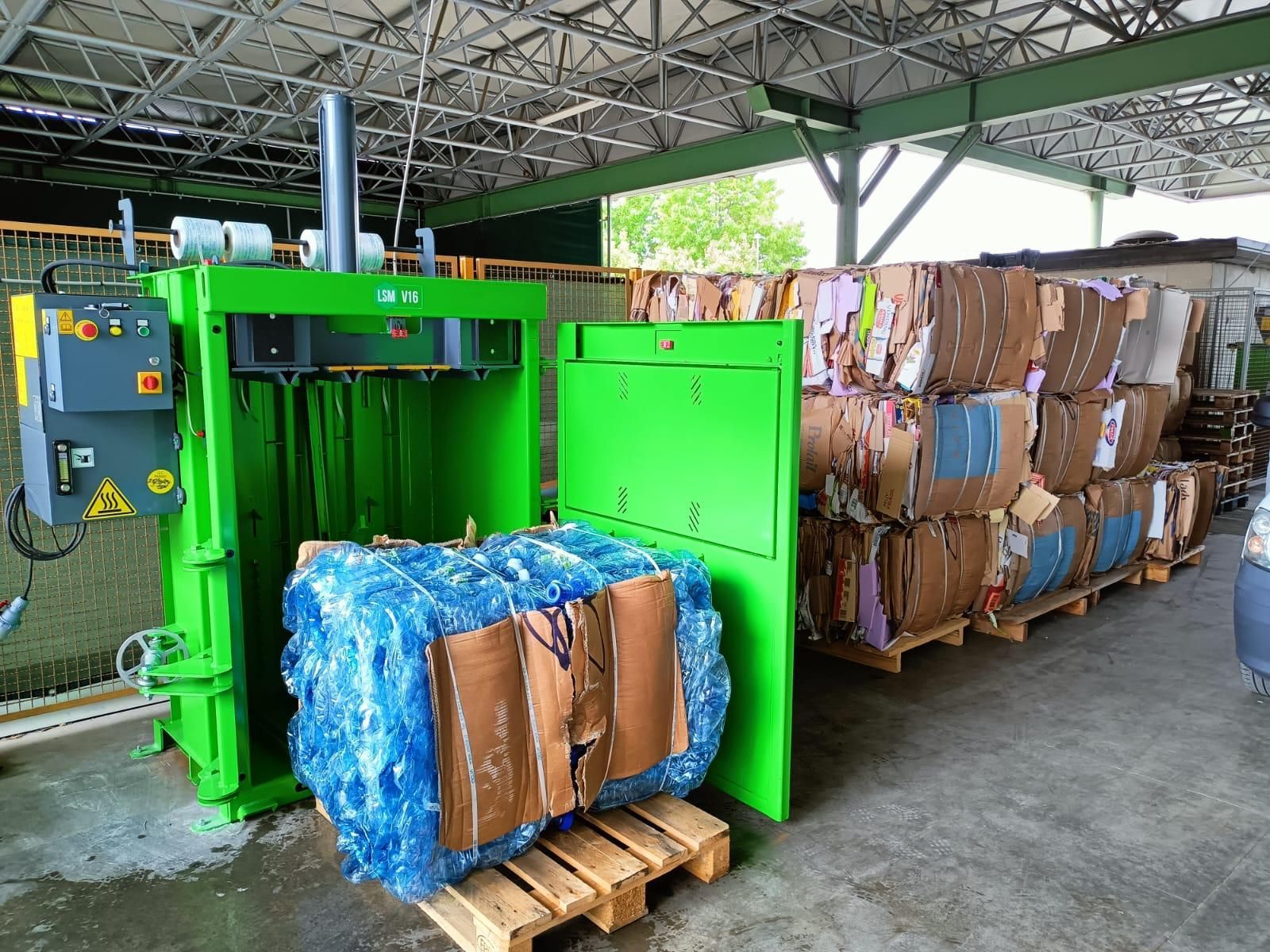 Presse à balles haute capacité V16 pour textile et vêtements - Compactage propre et structuré pour déchets souples._2