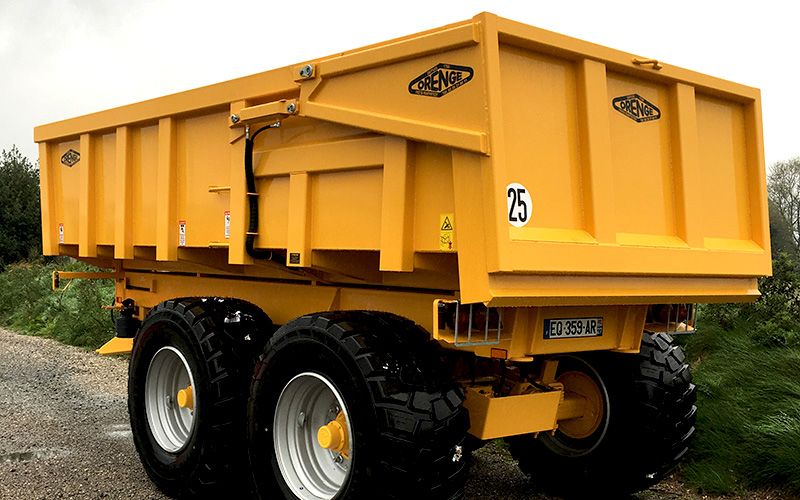 Benne hydraulique à bennage par flexible et flèche sur ressort