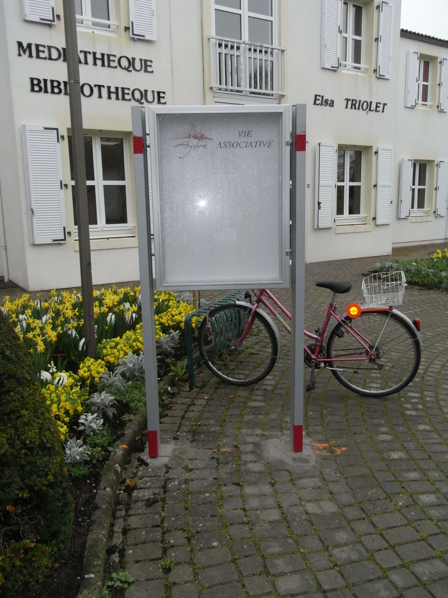 Mobilier urbain banc, potelet, cendrier, arceau vélo, idéal pour les communes_3