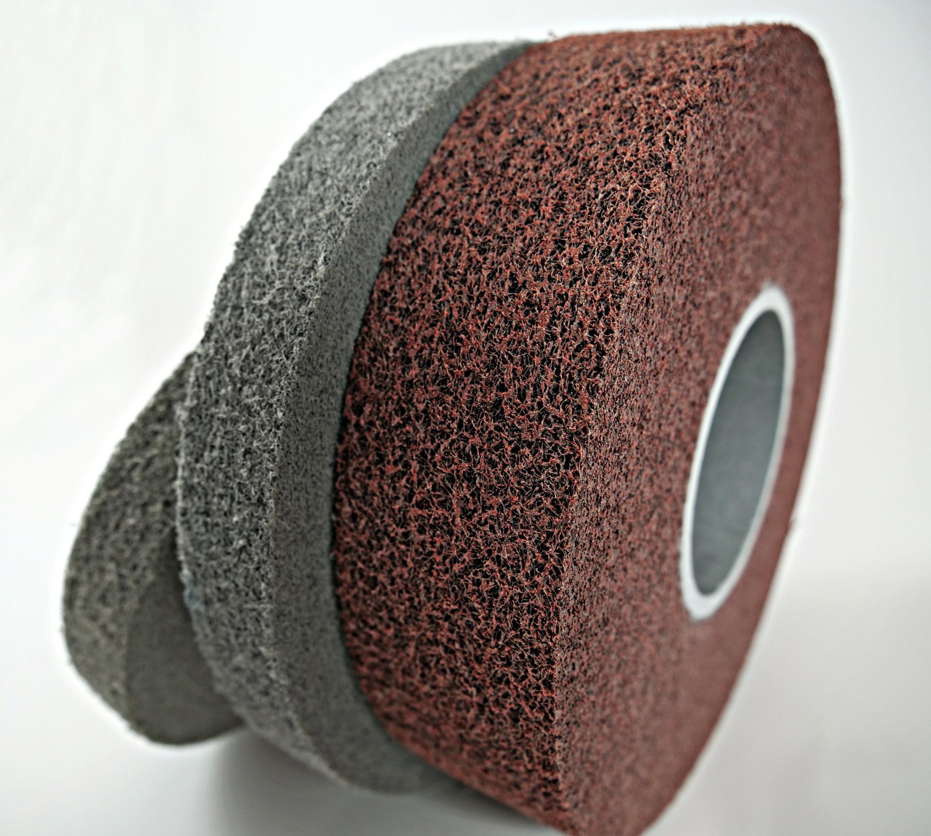 Roue pour ébavurage précis sur aciers inoxydables