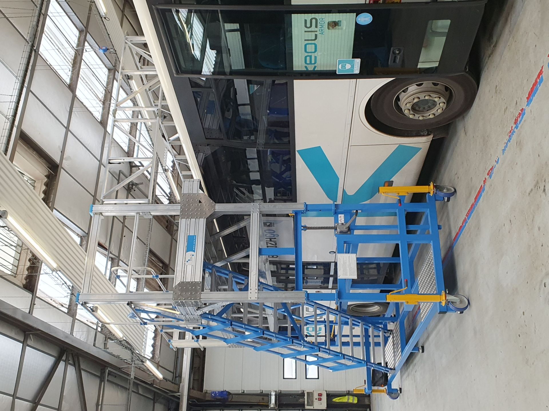 Plateforme accès toiture de bus_2