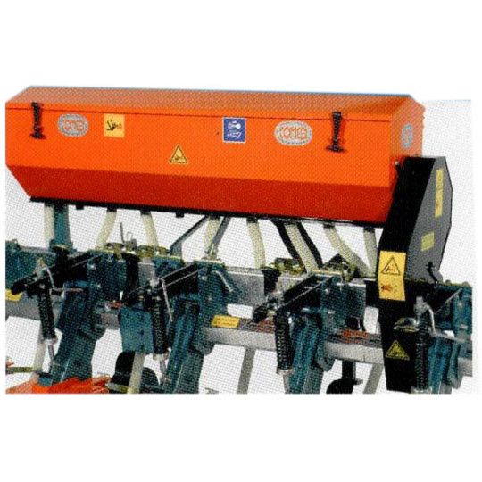 Équipement agricole pour travailler les entre-rangs des cultures