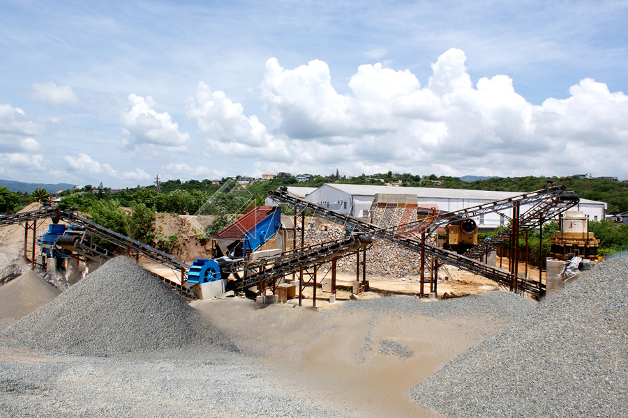 Installation de concassage avec crible vibrant et transporteur