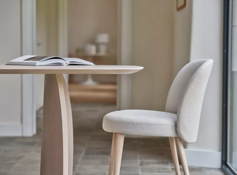 Tabouret ergonomique au design contemporain pour espaces professionnels_2