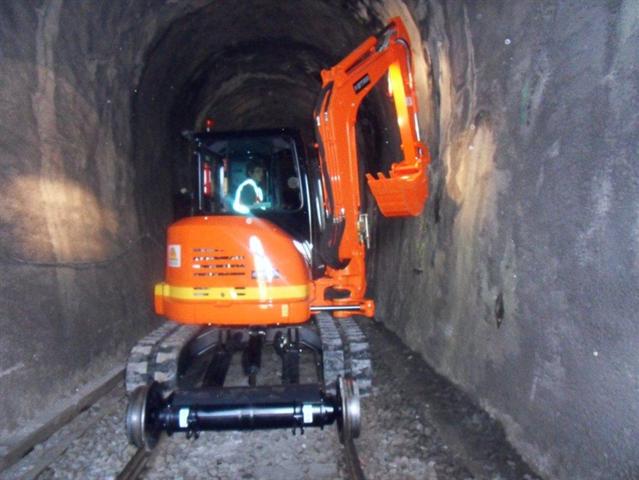 Pelle rail-route adaptée aux écarts de voie de 1435 mm