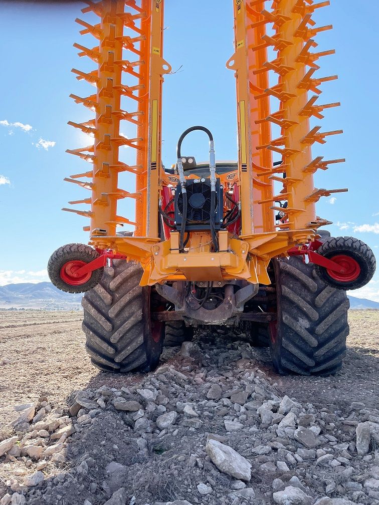 Aligneuse de pierres frontale pliable avec attelage sur relevage avant_2