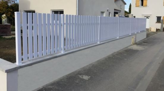 Clôture PVC ajourée Adonis - Lignes classiques et décoratives - Sur-mesure avec poteaux et traverses en aluminium_2