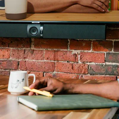 Appareil de visioconférence Owl Bar  Barre de visioconférence 4K avec focalisation sur l'intervenan_2