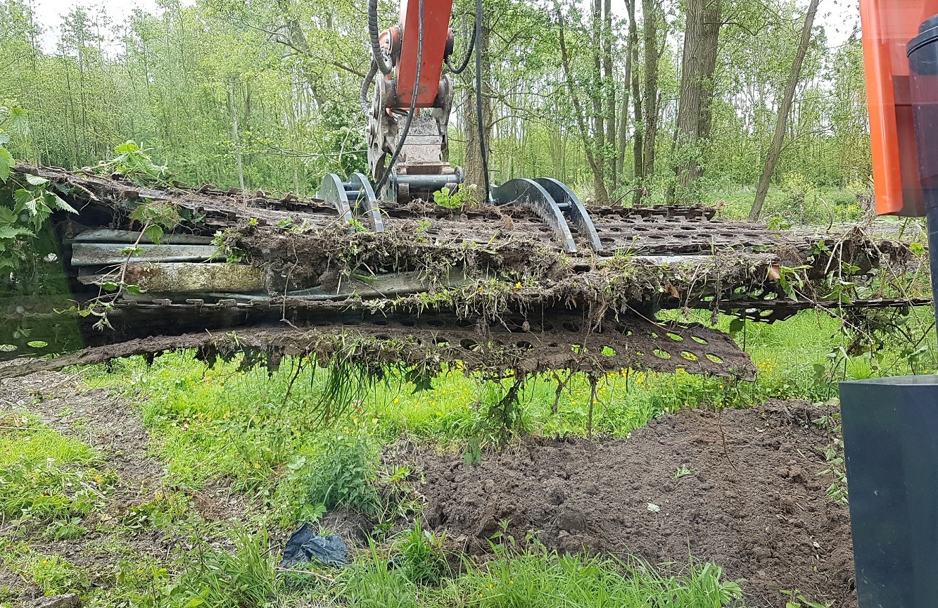 Râteau fléco robuste équipé de griffes hydrauliques