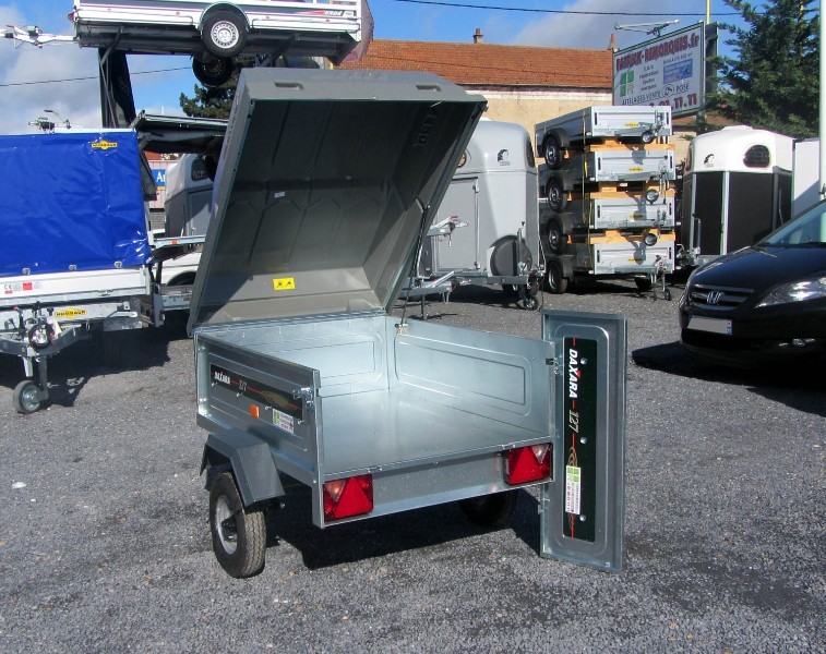 Remorque sans frein avec feux encastrés et protégés