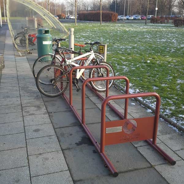 Structure en forme de toasteur pour stationner des vélos