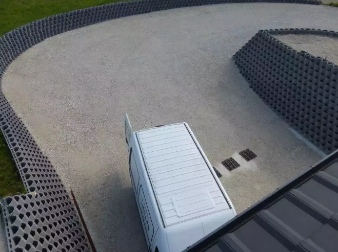 Élément en béton robuste pour merlons anti-bruit