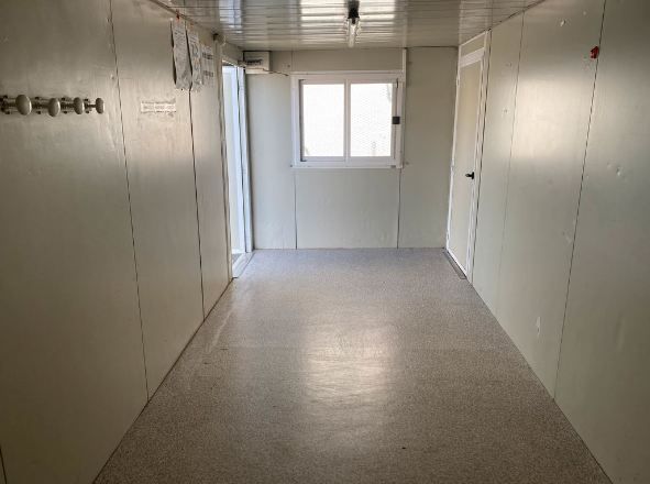 Bungalow d'occasion utilisable comme bureau, vestiaire ou sanitaire - 8 x 2,50 m_2