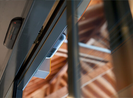 Solution retardatrice d'effraction - Portes piétonnes automatiques RC 2 avec verrouillage renforcé et vitrages résistants_2