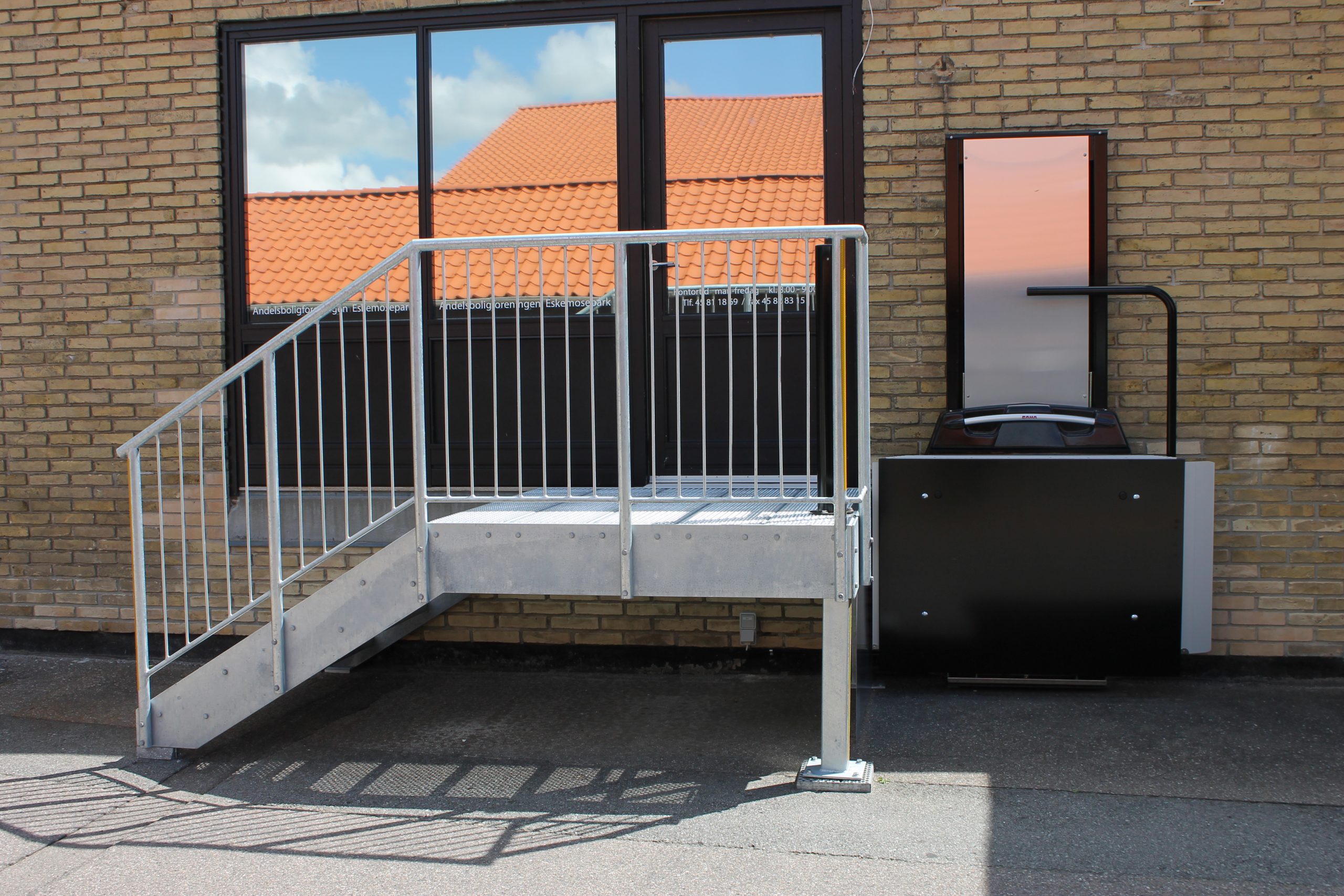 Plateforme verticale monobloc ouvert, sécurisé par des portillons à fermetures automatiques, accès jusqu'à 3 m_2