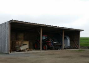 Abri de stockage / structure en bois / toiture en bacacier / bardage en bois / avec fondation_2