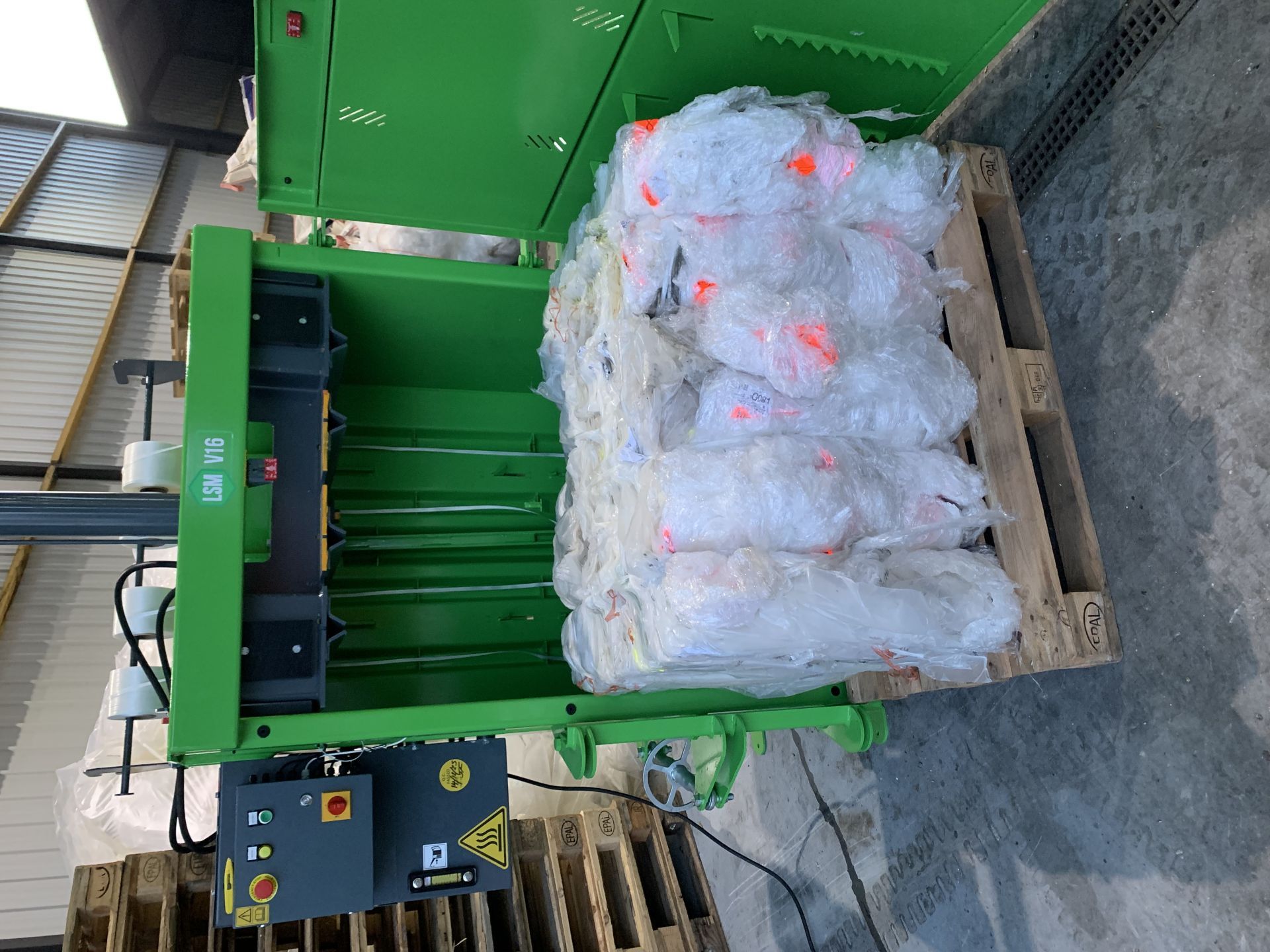 Presse à balles haute capacité V16 pour big bags - Compactage structuré de grands contenants souples._3