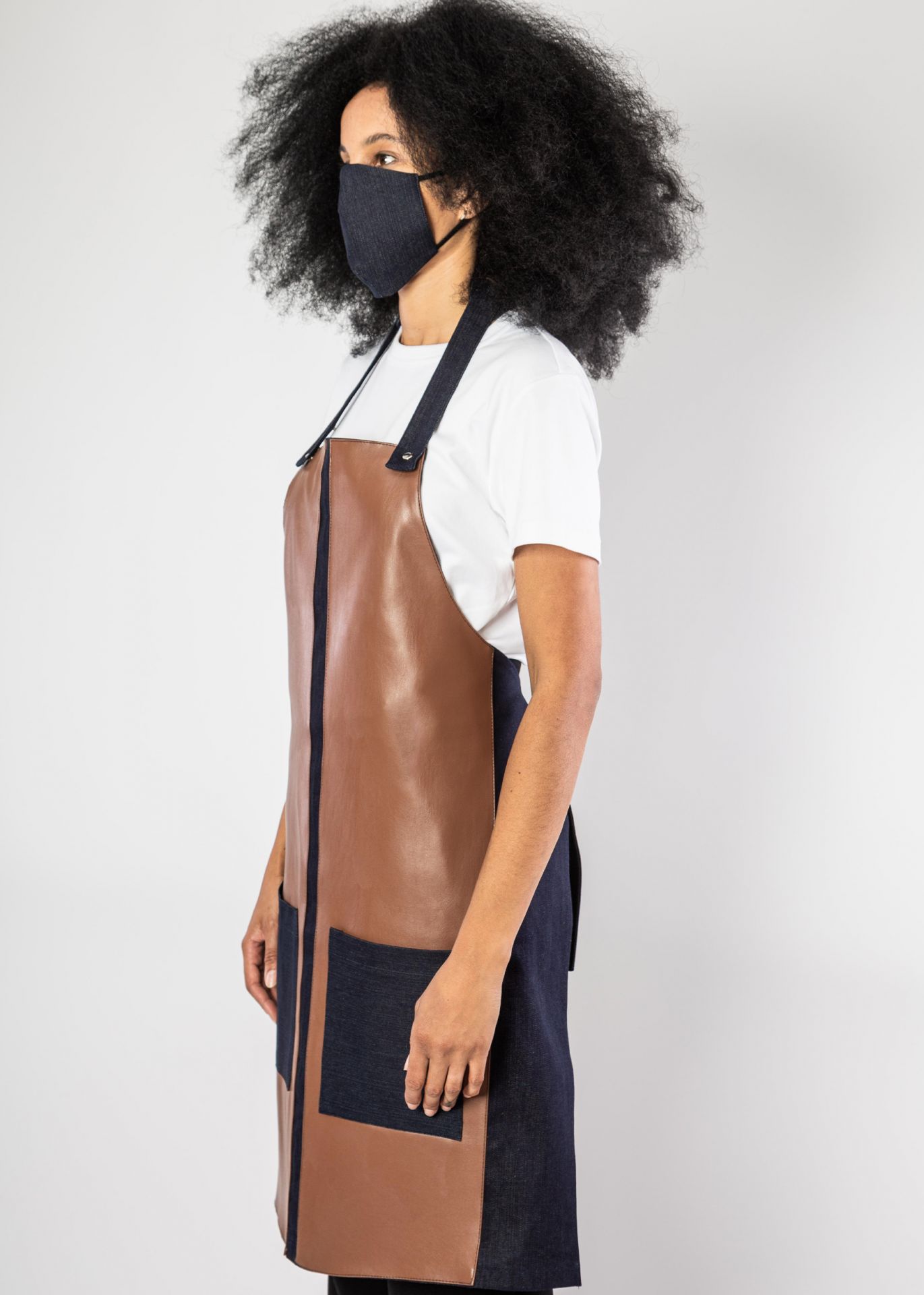 Tablier à bavette - modèle cannes en denim avec empiècement cuir ou simili-cuir - personnalisable et fabriqué en France_2