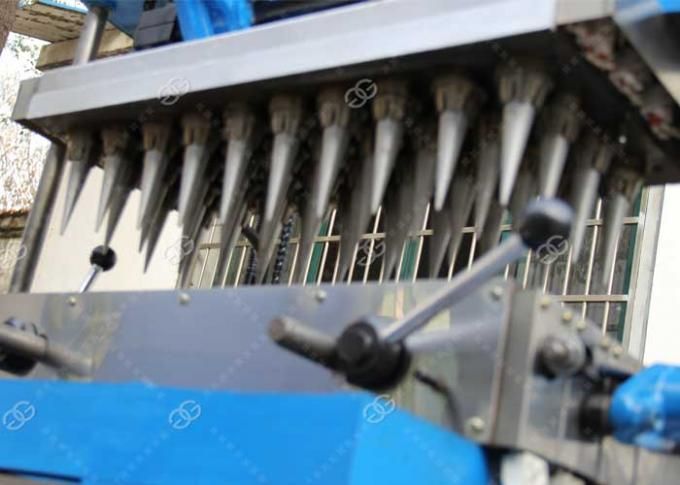 Appareil pour fabriquer des cornets de crème glacée de différentes tailles