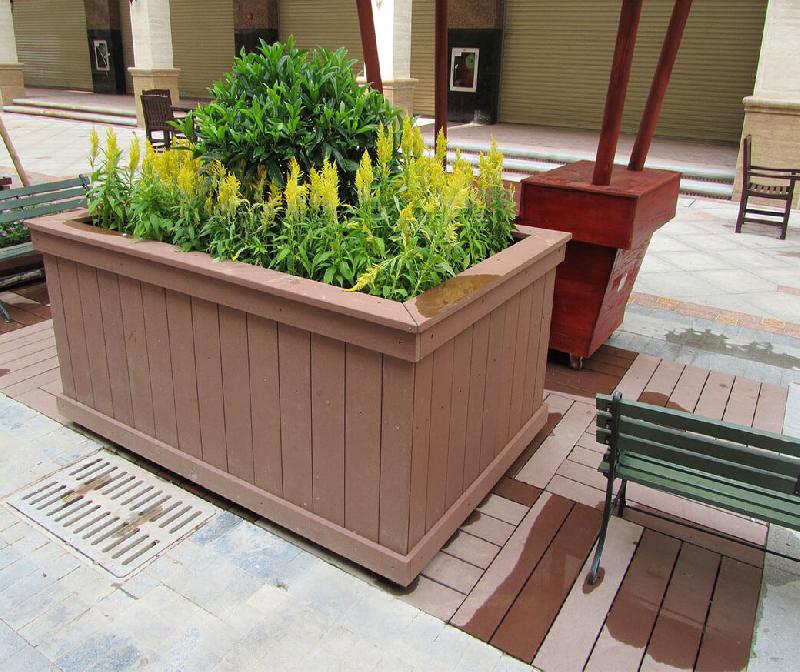 Contenant à fleurs en WPC durable et anti-UV pour espaces extérieurs