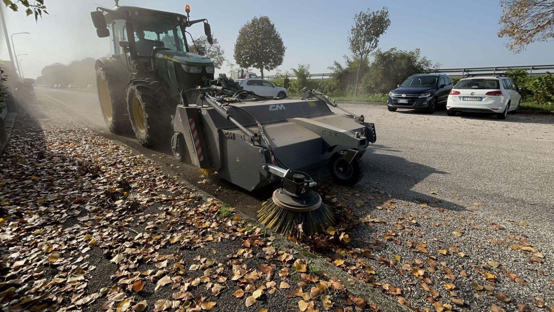 Balayeuse aligneuse ramasseuse agricole pour tracteurs chargeuse sur pneus_0