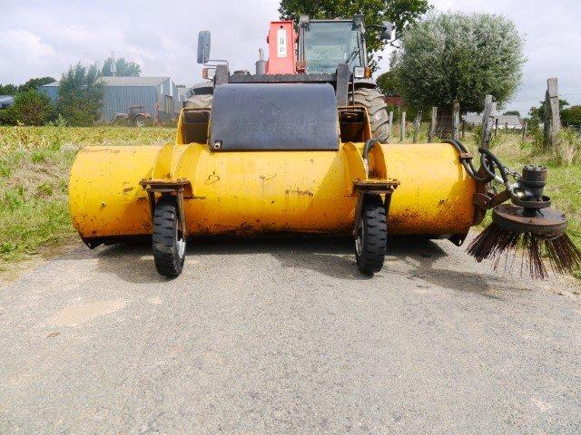 Balayeuse Eastern Attachments RS220 - Occasion - Largeur 2,20m - Réserve d'eau 200L - Bon état_2