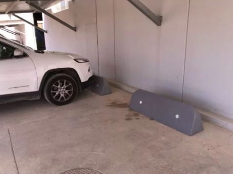 Butée de parking en béton Topy - Grise avec dispositifs rétroréfléchissants et vis d'élévation_2