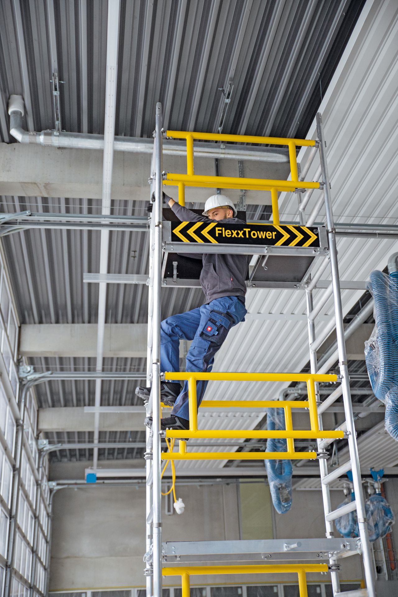 Échafaudage roulant avec roulettes orientables et stabilisateurs triangulaires