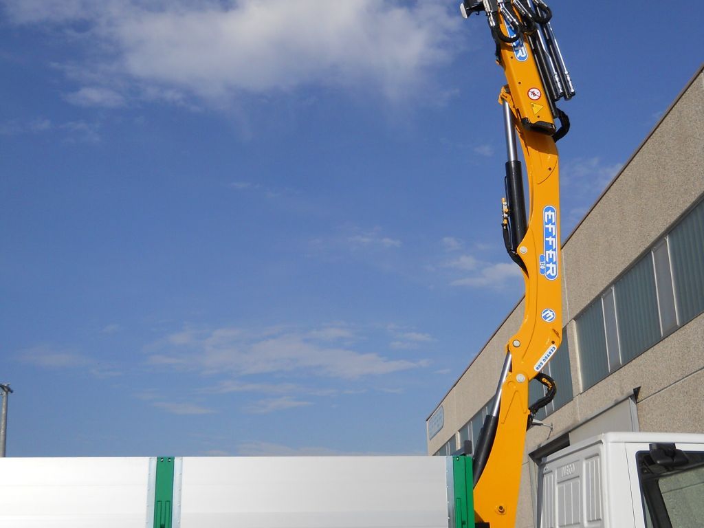 Grue auxiliaire light 130 - Effer - pression 320 bar - capacité de levage 2 à 0 txm_2