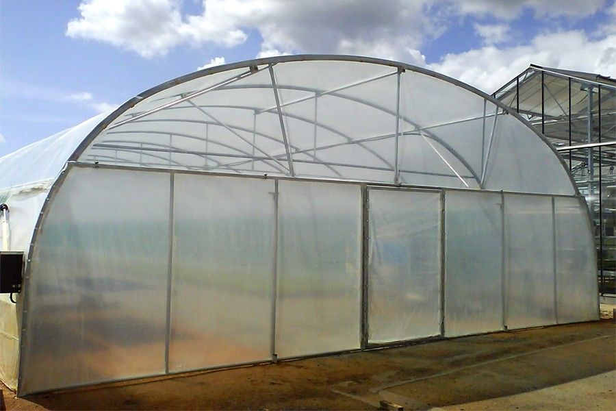 Serre professionnelle Le Breton résistante au vent