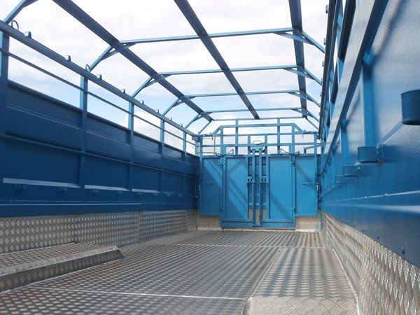 R1000b - Bétaillère double essieu robuste - PTAC 16 700 kg - 10m pour 16 à 17 bovins_2