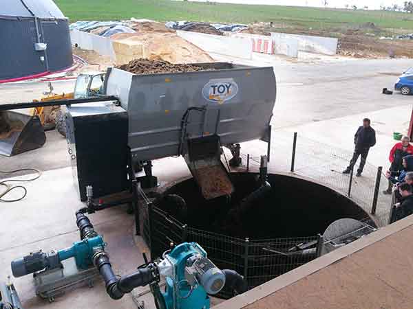 Mélangeur hacheur Horigaz - balles de foin/paille, branchages, déchets verts et bio-déchets - 2 vis pas inversés - 10 à 30m3_2