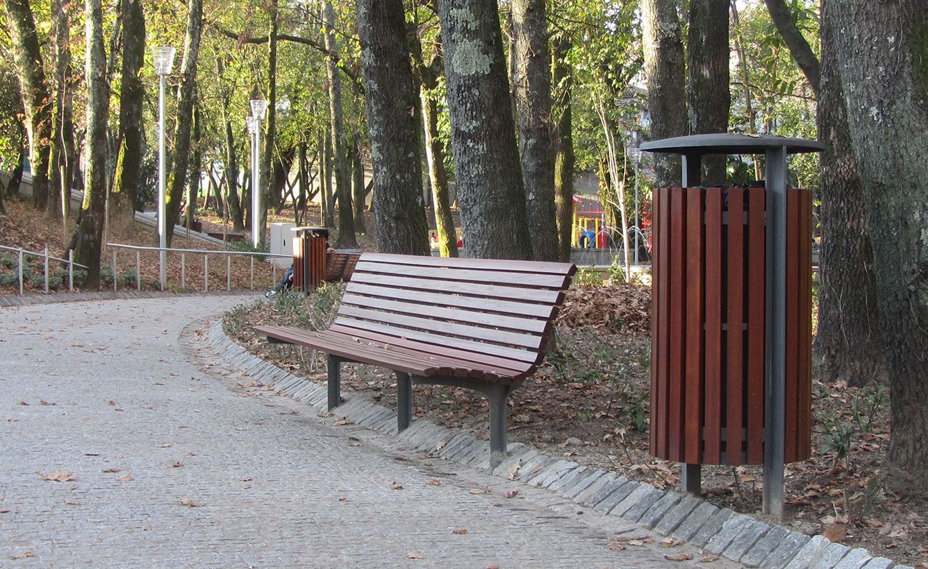 Axis - Poubelle publique Larus - Fonte et bois FSC - 110L_2