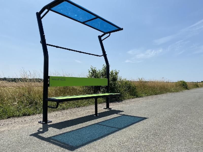 Vestiaire avec banc, porte-manteaux et pare-soleil pour espace de plein air_3
