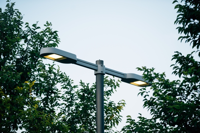Lampadaire urbain Candela LED - 147W - 18296 lm - acier galvanisé - hauteur 10,2 m_0