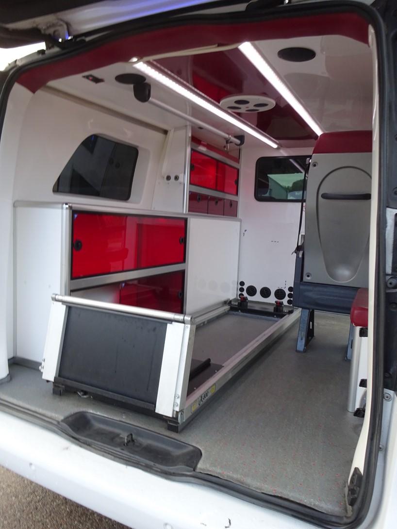 Ambulance Les Dauphins avec marche pied électrique