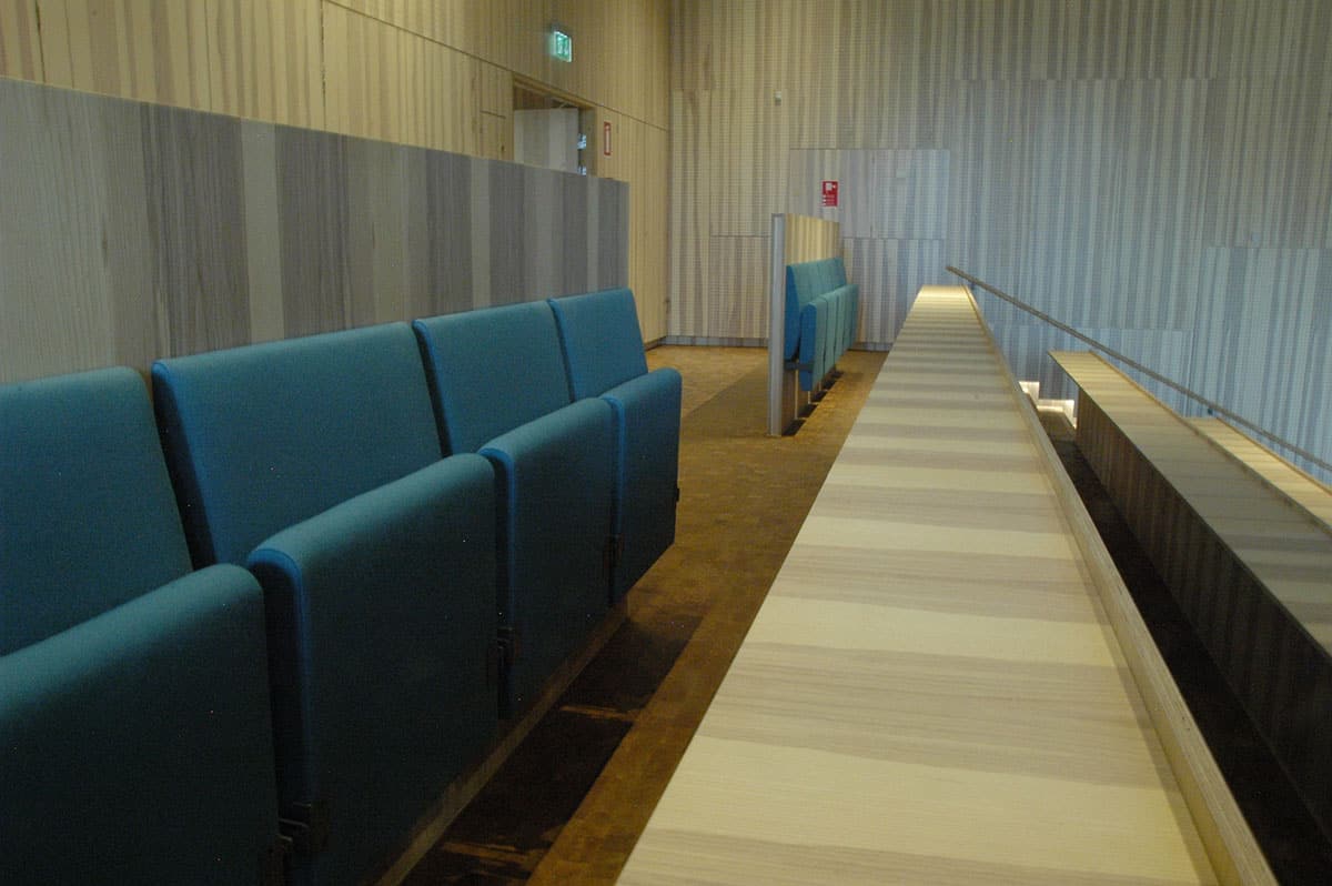 Chaise de salle de conférence et d'auditorium à gradins hauts - HLA-Wall - design Henning Larsen, avec options de tablettes et accoudoirs_2