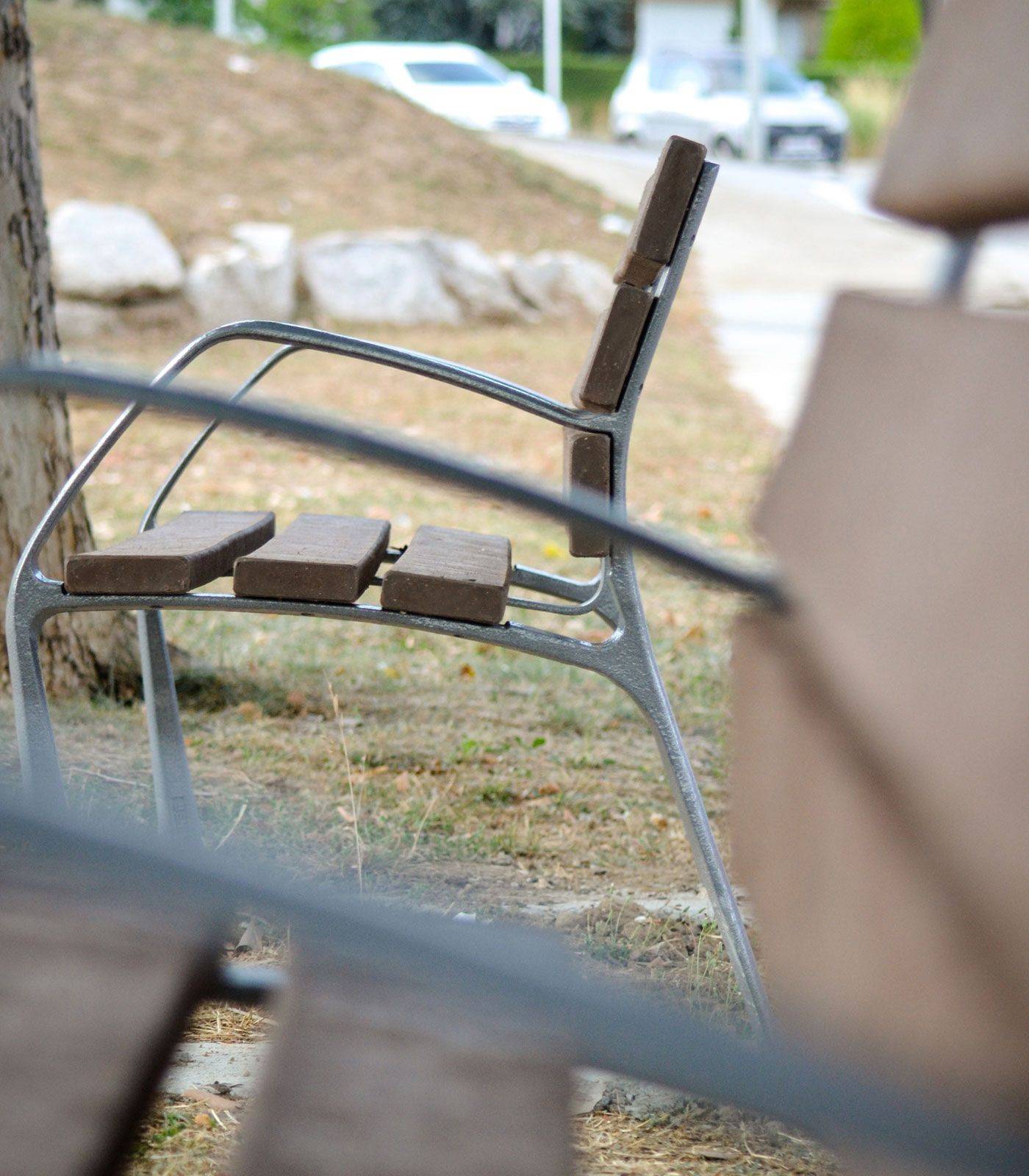 Banc public Neobarcino REBNEW UM304NPRH - Piètement en fonte ductile et lattes écologiques_2