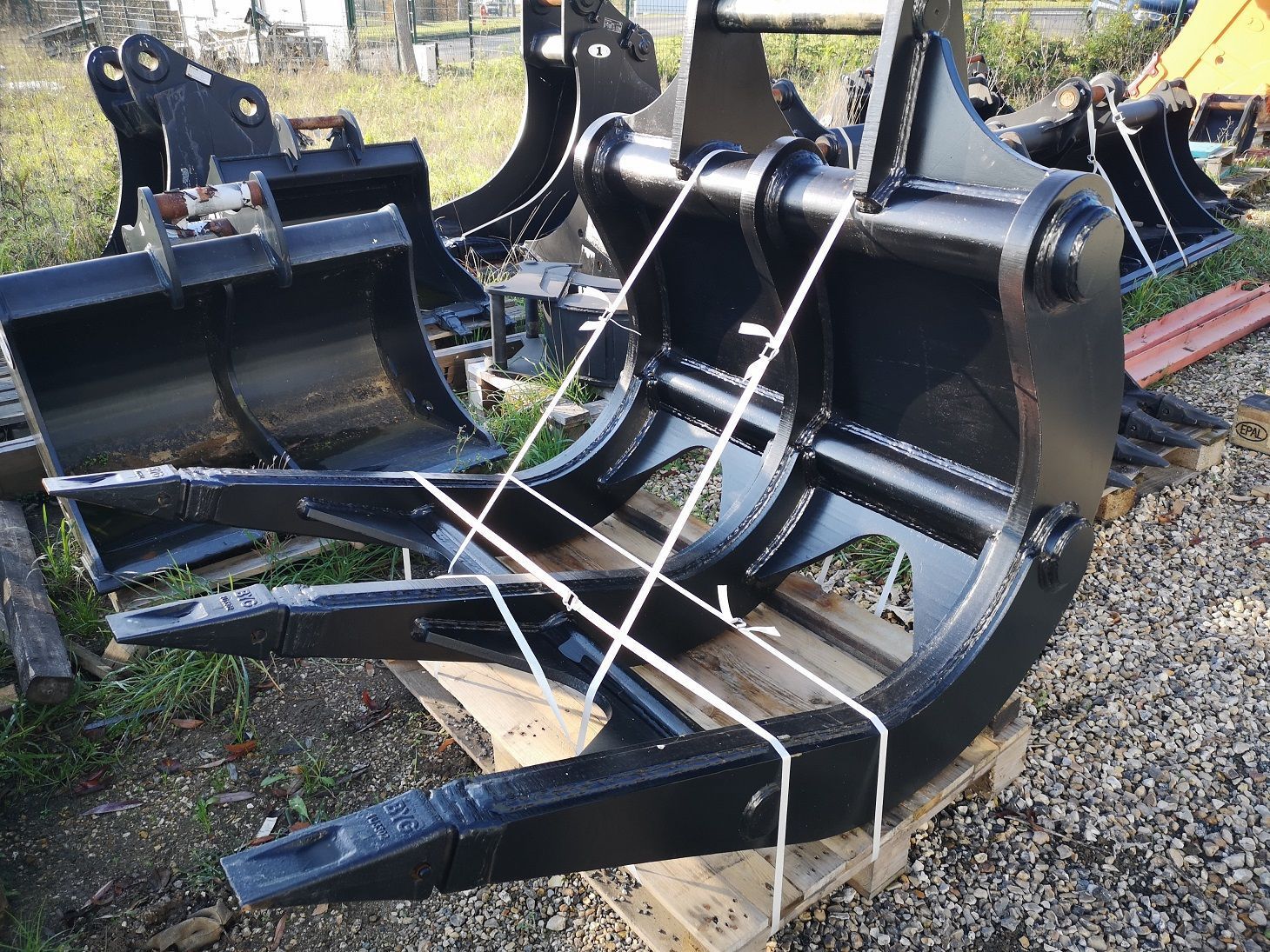 Flécos pour pelles de 2 à 38 tonnes - Montage à axes ou attaches rapides - Équipements standards et personnalisés_2