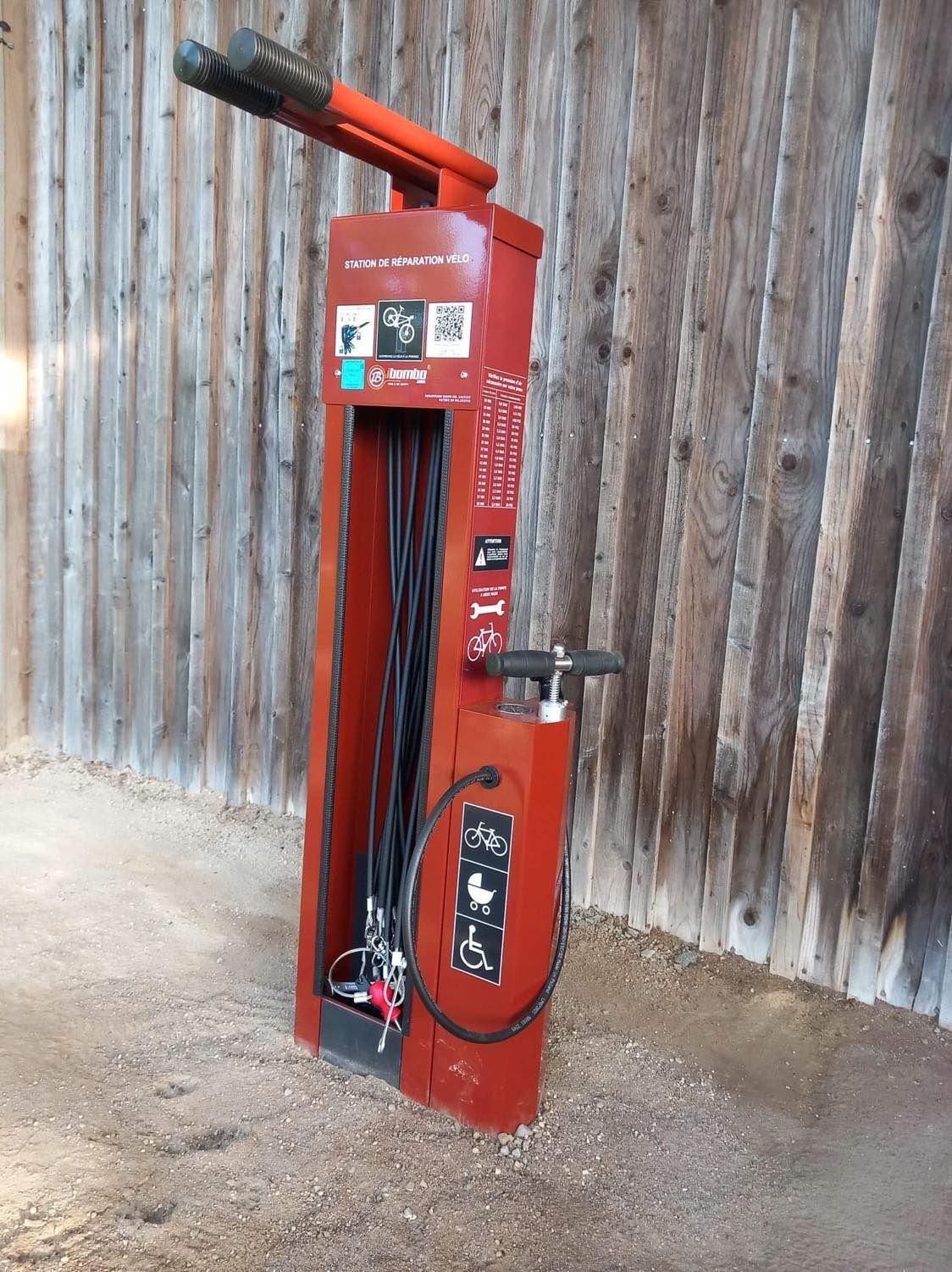 Station de réparation vélos libre-service pour collectivités - Pompe à main fournie - Référence BTIBSCANDIC_2