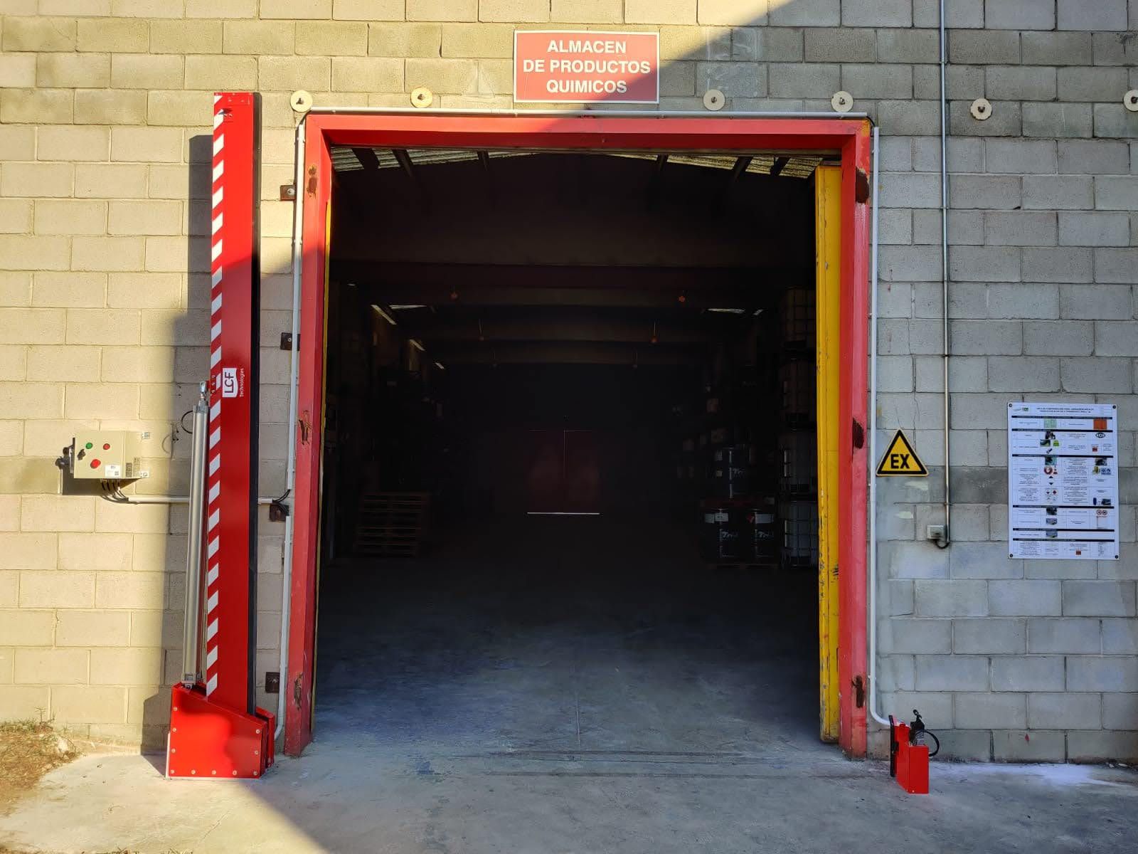 Barrière de rétention d'eau d'incendie semi-automatique pivotante - MT Environnement - sur mesure et étanche_2