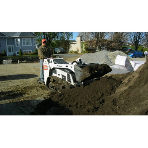 Mini chargeuse sur chenilles - conducteur marchant_2