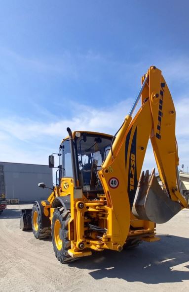 Tractopelle articulé d'occasion en très bon état, sur pneus - VENIERI 10.23D_2