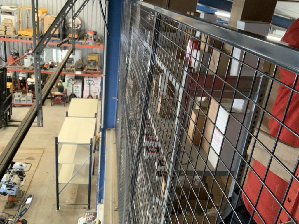 Cloison industrielle esthétique, solide et totalement modulable pour une gestion optimisée de vos zones de stockage et de vos surfaces de travail_2