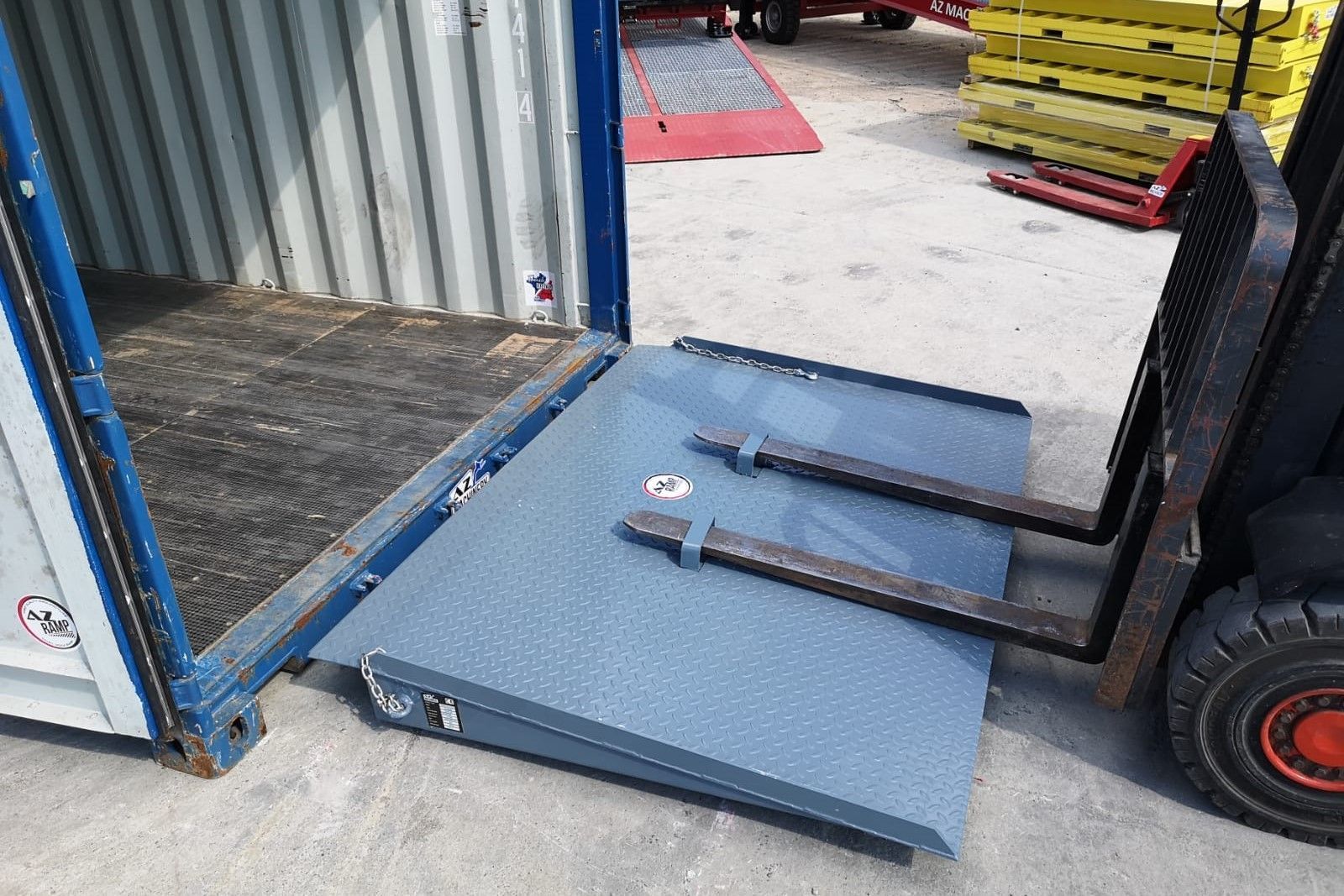 Rampe d'accès pour conteneur  au sol, déplaçable pour des opérations de chargement / déchargement rapides - Capacité 8T - AZ Ramp HCNN-08_2